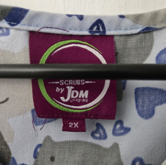 Devine scrub top size 2xl. Different shades of blue dogs. - Picture 2 of 3